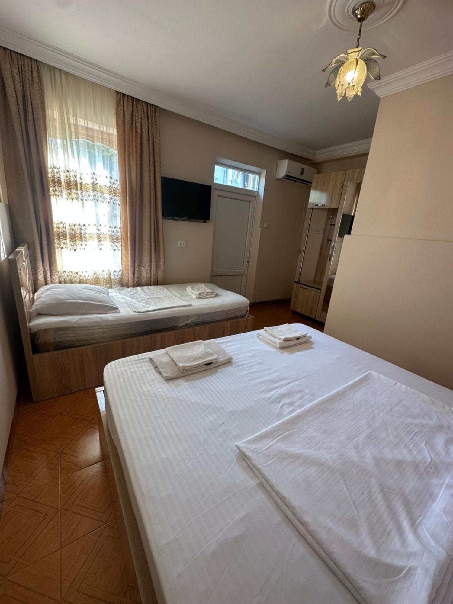Linda Guest House Batumi Exterior photo
