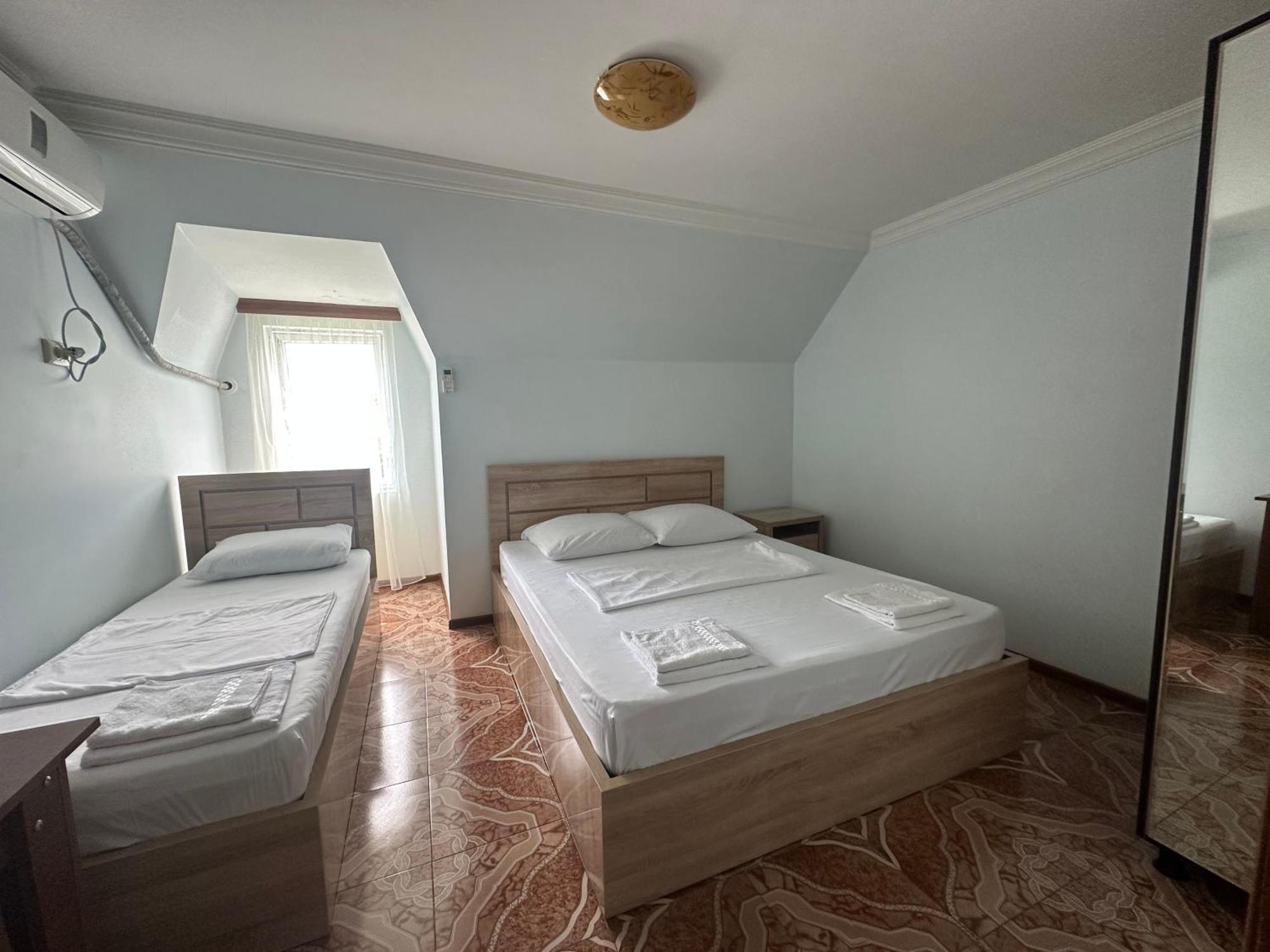 Linda Guest House Batumi Exterior photo