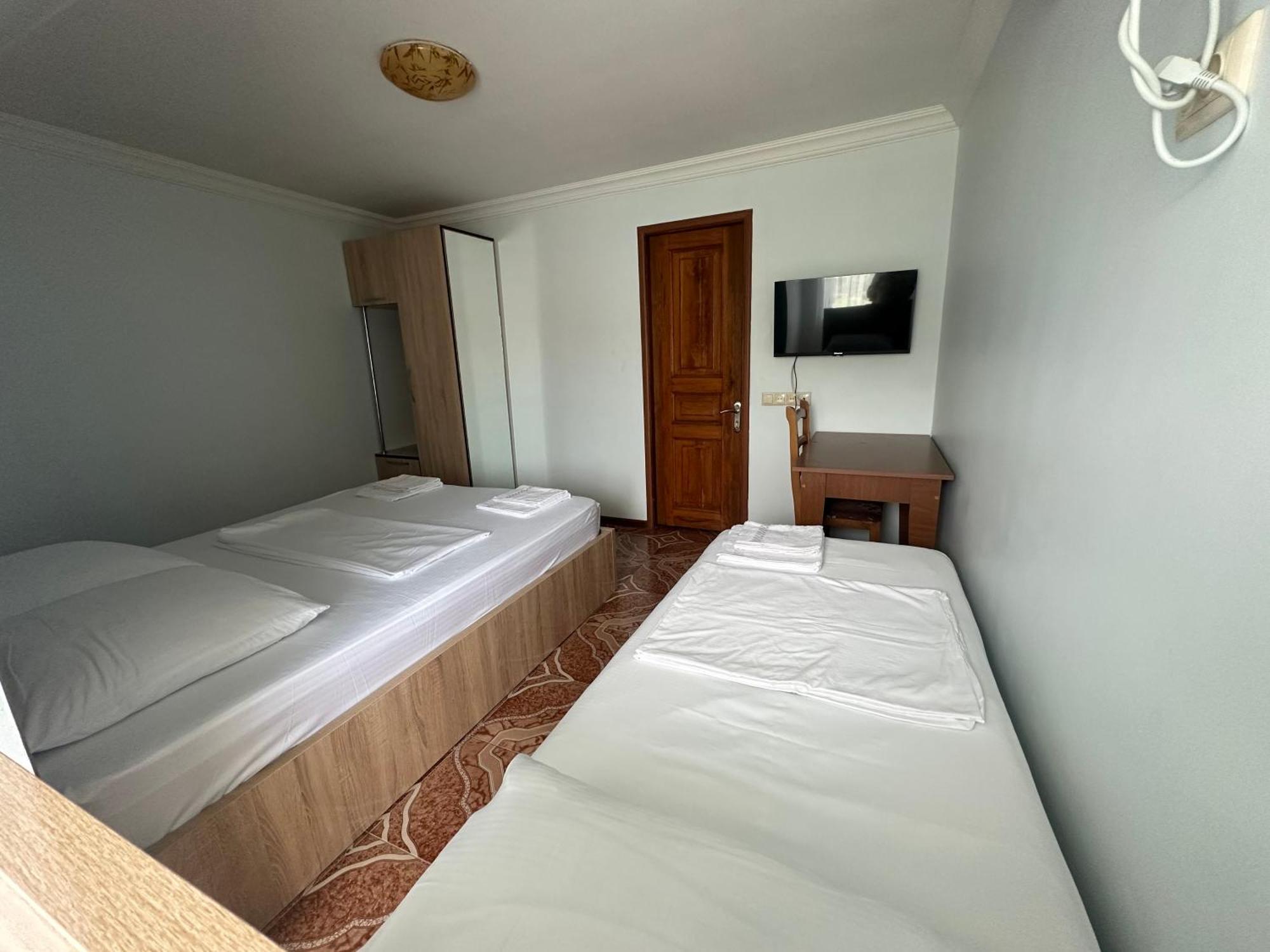 Linda Guest House Batumi Exterior photo